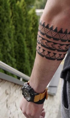  Tatouage maori, polynésien de petite taille sur une partie de l'avant bras